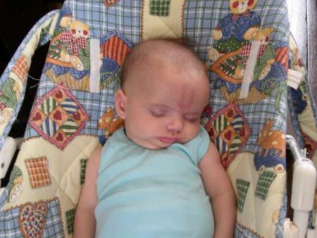 Bébé somnolant