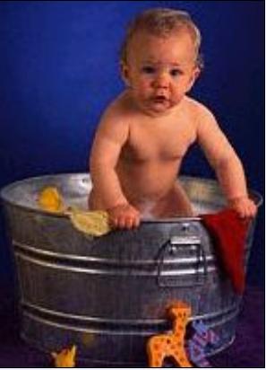 Bébé prenant son bain