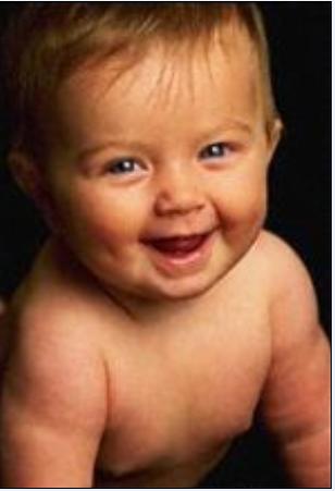 Bébé aux yeux souriants