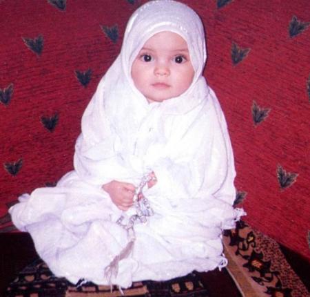 Bébé pieuse