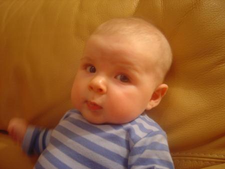 Bébé regard intelligent