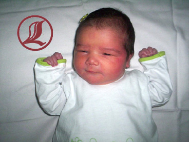 Bébé haut les mains