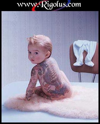 Bébé tatouage et pose